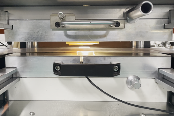 全PC高精度高速視覺(jué)模切機(jī)應(yīng)用