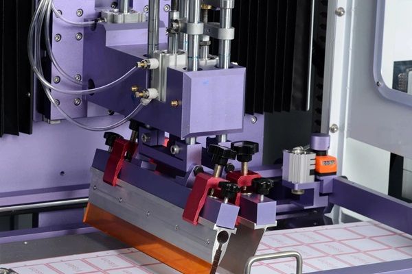 機(jī)器視覺的不干膠標(biāo)簽卷對(duì)卷絲印應(yīng)用