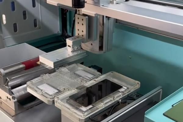 機器視覺助力柔性屏貼合工藝升級，精度可達0.01mm